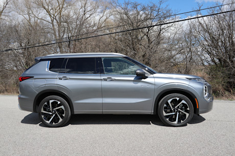 Editorial 2024 mitsubishi outlander phev gt premium 10