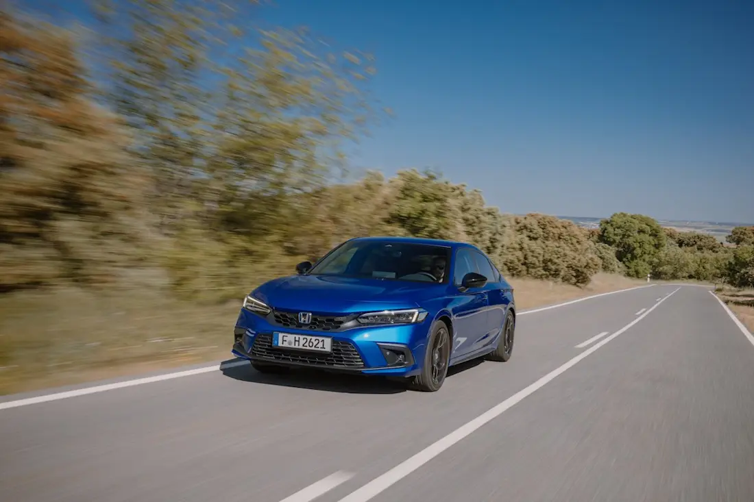 Honda Civic (2023) rijdend, vooraanzicht Honda Civic (2023) rijdend, vooraanzicht
