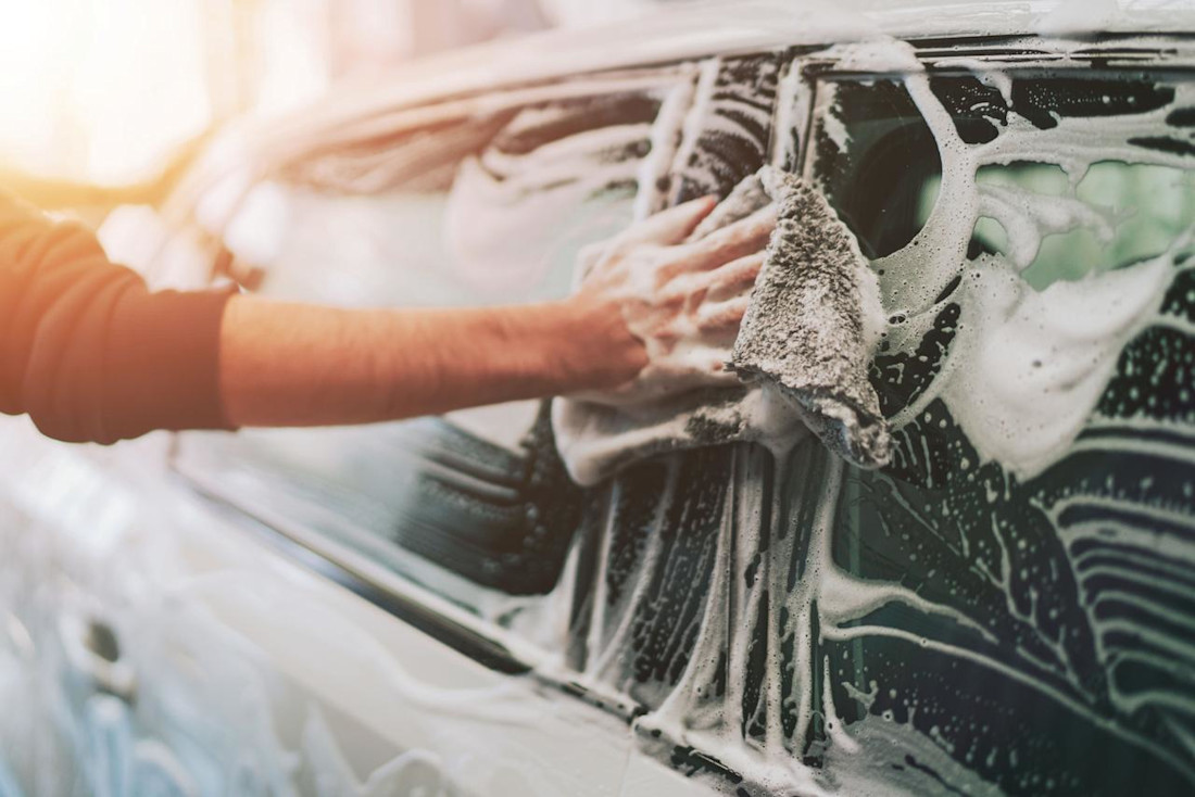 Insekten vom Auto entfernen: Tipps und Tricks für Lack und Glas