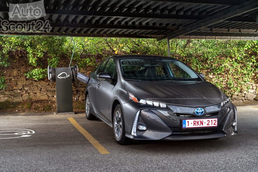 Toyota Prius PHEV (1).jpg