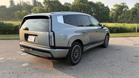 2026 Hyundai Ioniq 9 vs VinFast VF 9 Comparison Test + Video Body Image