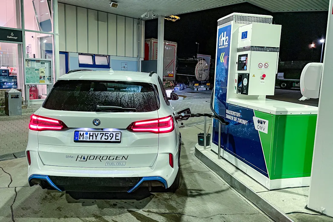  Wasserstoff kann in Europa mittlerweile an 165 Tankstellen gezapft werden. Etwas ungünstig: Der Tankschlauch ist an der Stirnseite der Anlage montiert.