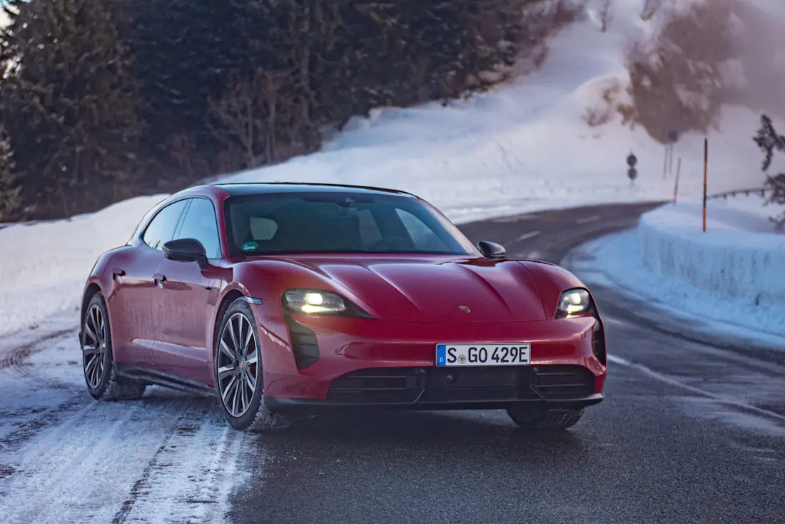 Porsche-Taycan-GTS-Sport-Turismo-Front-Fog Porsche-Taycan-GTS-Sport-Turismo-Front-Fog