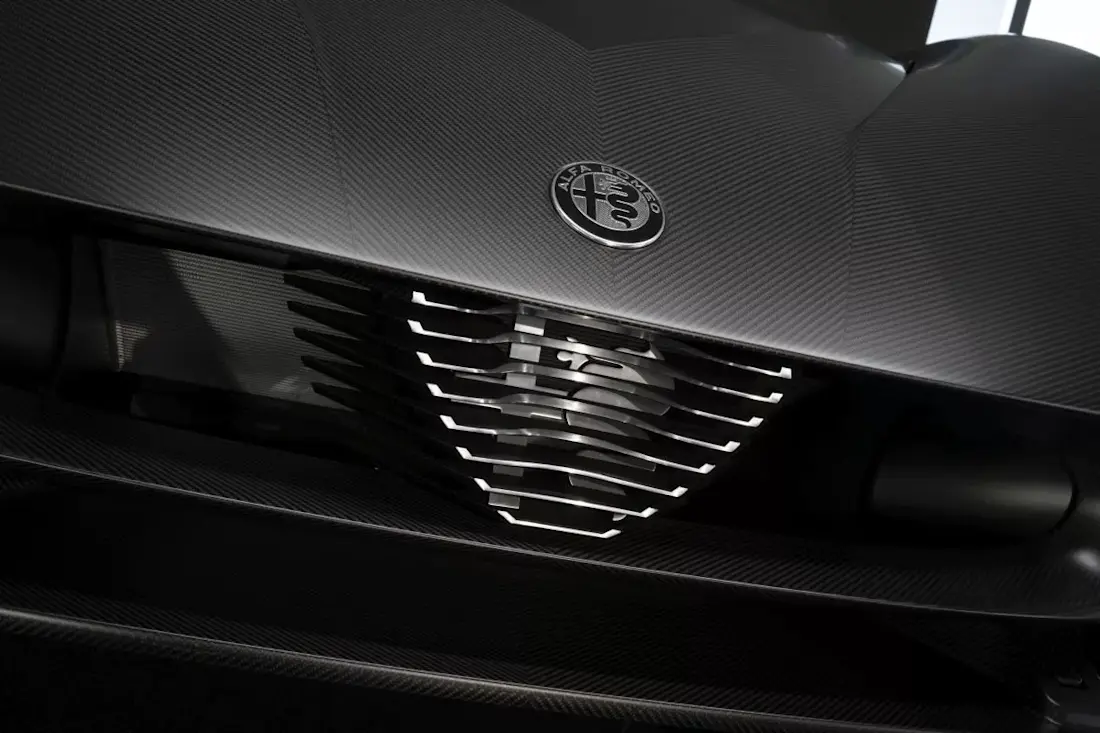 Alfa Romeo 33 Stradale Perla Nera 2026 (8).jpg