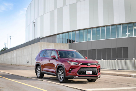 Editorial 2024 toyota grand highlander limited awd td 231019 02 jw