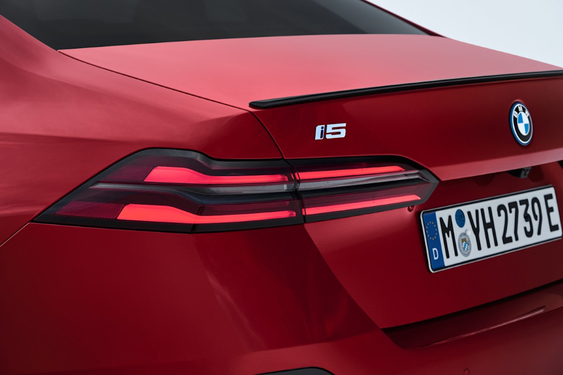 P90505508_highRes_the-new-bmw-i5-m60-x