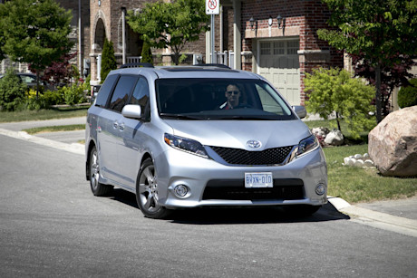 Editorial 2015 toyota sienna se v6 8 passenger fwd jw 01