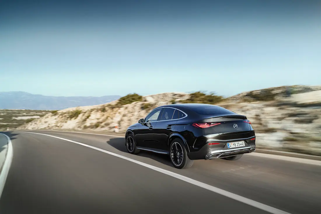 Mercedes GLC Coupé (2023) rijdend, achteraanzicht Mercedes GLC Coupé (2023) rijdend, achteraanzicht