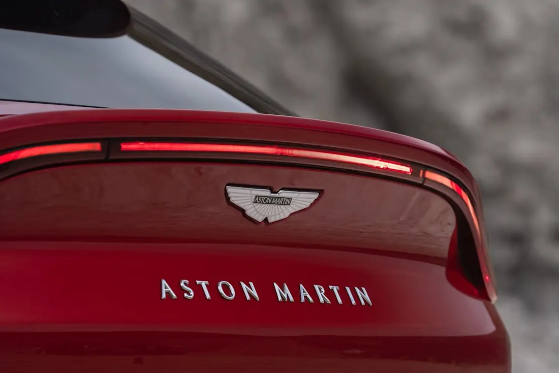Aston-Martin-DBX-Rearspoiler Aston-Martin-DBX-Rearspoiler