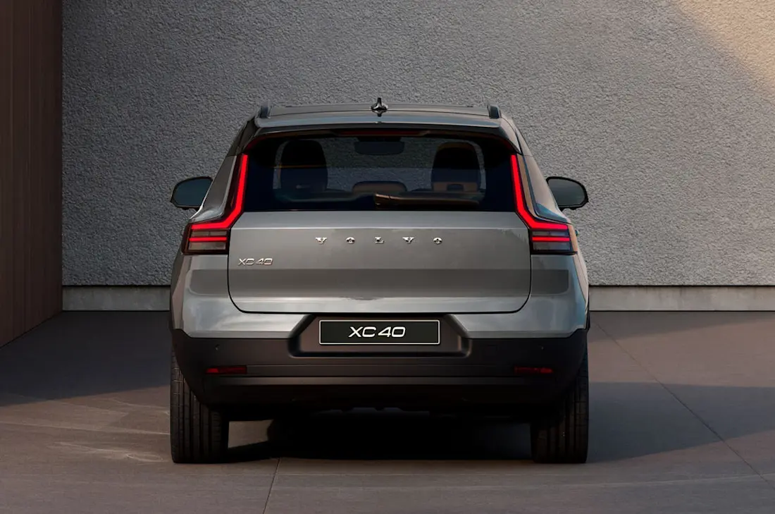 Volvo XC40, il restyling cambia volto al SUV compatto più tecnologia, stessi motori mild hybrid 03