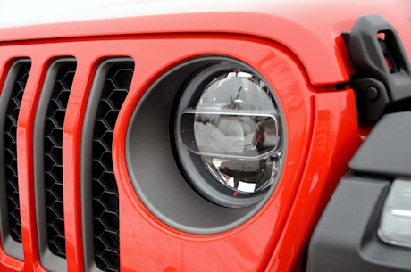 Chevrolet Colorado ZR2 Bison 2020 vs Jeep Gladiator Rubicon 2020 : match comparatif Image