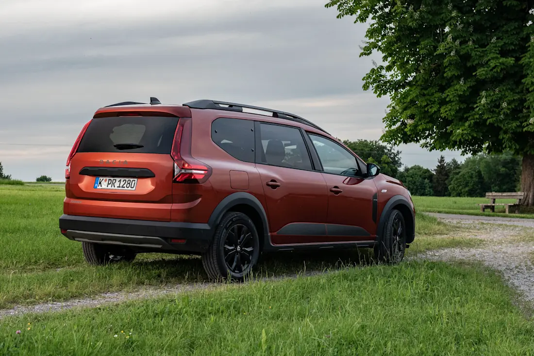 Markantes Erkennungsmerkmal des Dacia Jogger: die Heckleuchten im "Volvo-Design". In der dritten Sitzreihe sorgen Ausstellfenster für zusätzliche Belüftung.  Markantes Erkennungsmerkmal des Dacia Jogger: die Heckleuchten im "Volvo-Design". In der dritten Sitzreihe sorgen Ausstellfenster für zusätzliche Belüftung.