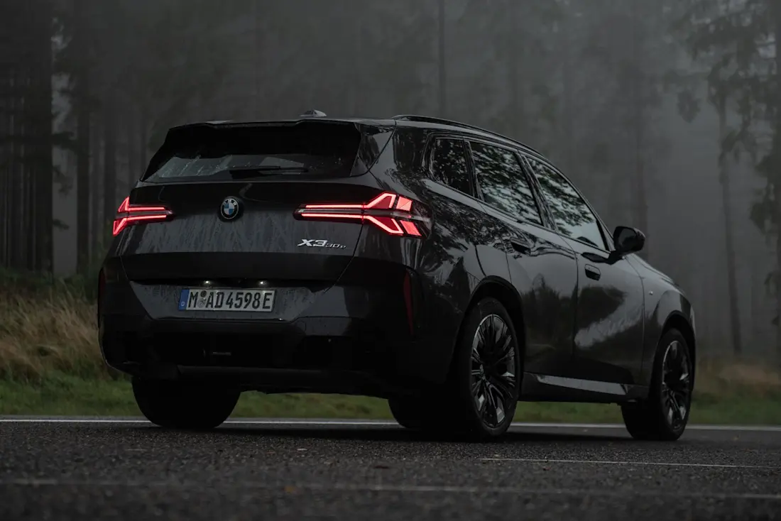 bmw-x3-30e-2025-seite-heck bmw-x3-30e-2025-seite-heck