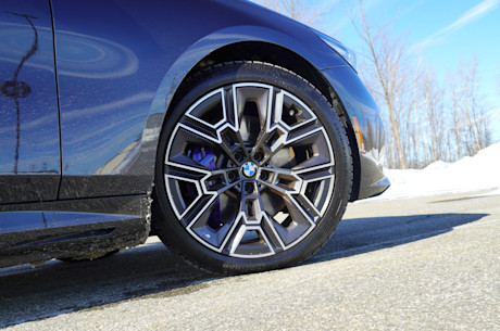 BMW 550e xDrive 2025 : essai routier Image