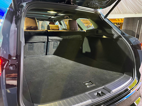 Editorial 2025 toyota crown signia p 231115 09 jw