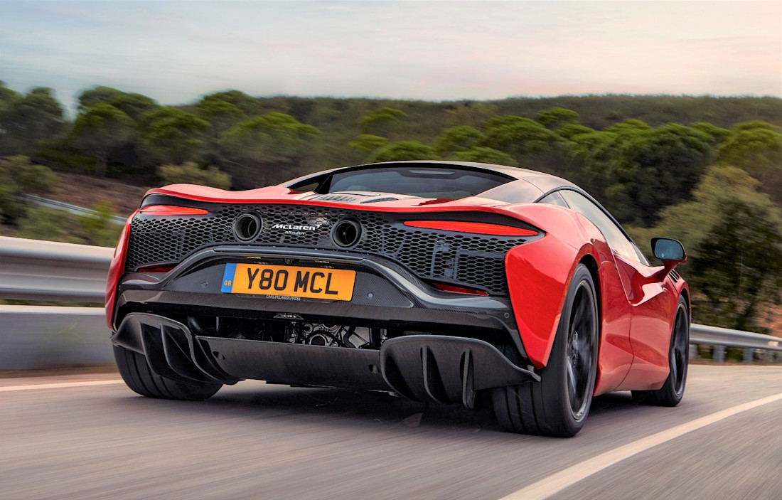 mclaren-artura-heckansicht-fahraufnahme
