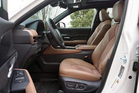 Editorial 2024 toyota grand highlander platinum hybrid max td 240131 13 di