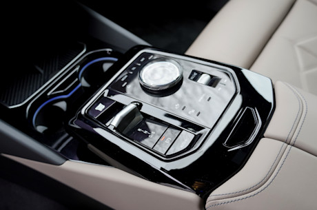 BMW 550e xDrive 2025 : essai routier Image
