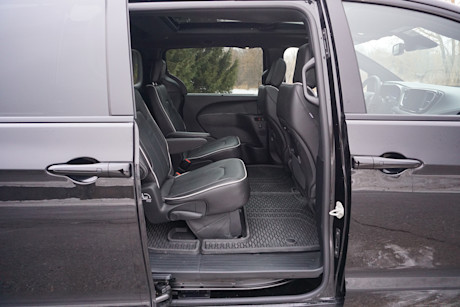 2026 Chrysler Pacifica AWD Review + Video Body Image
