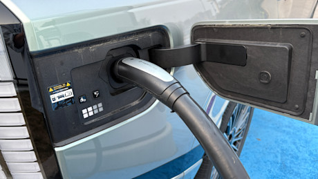 2026 Hyundai Ioniq 9 vs VinFast VF 9 Comparison Test + Video Body Image