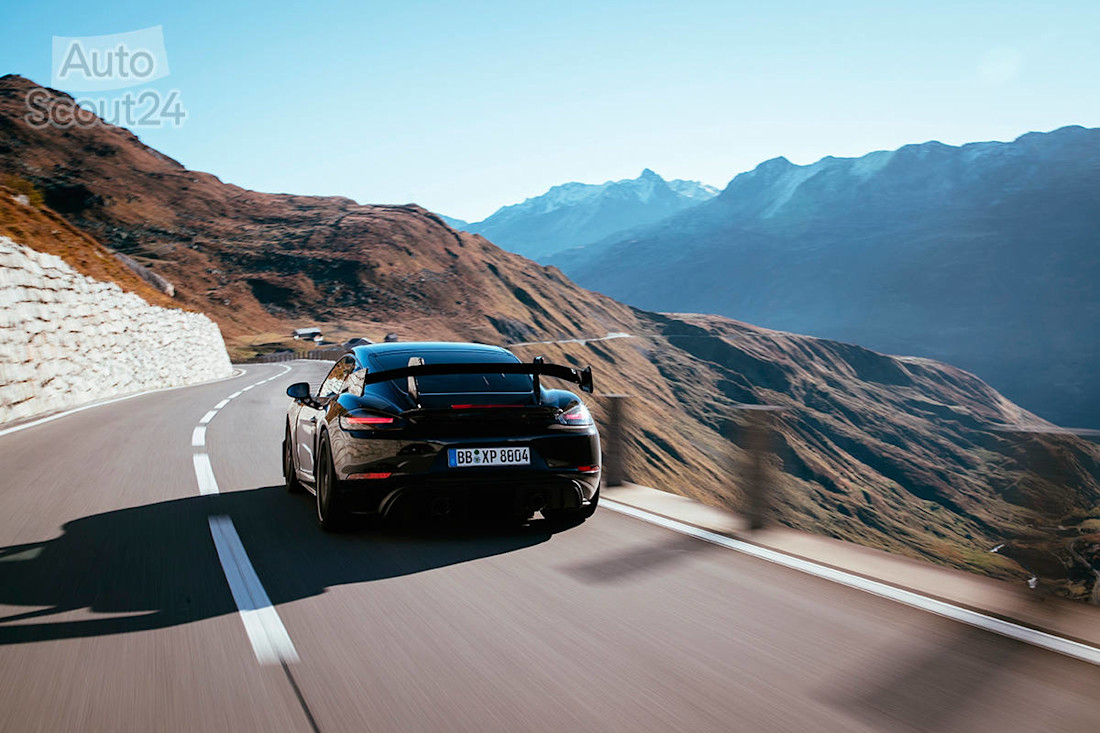 PORSCHE 718 CAYMAN GT4 RS (8).jpg