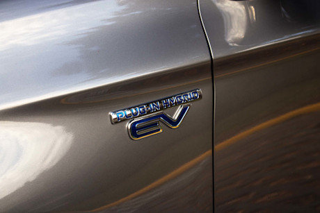 Editorial 2020 mitsubishi outlander phev 06 wc fr