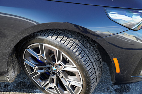 BMW 550e xDrive 2025 : essai routier Image