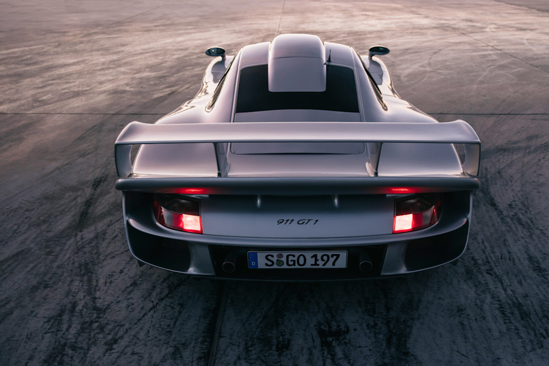 Porsche 911 GT1 Straßenversion (1).jpg