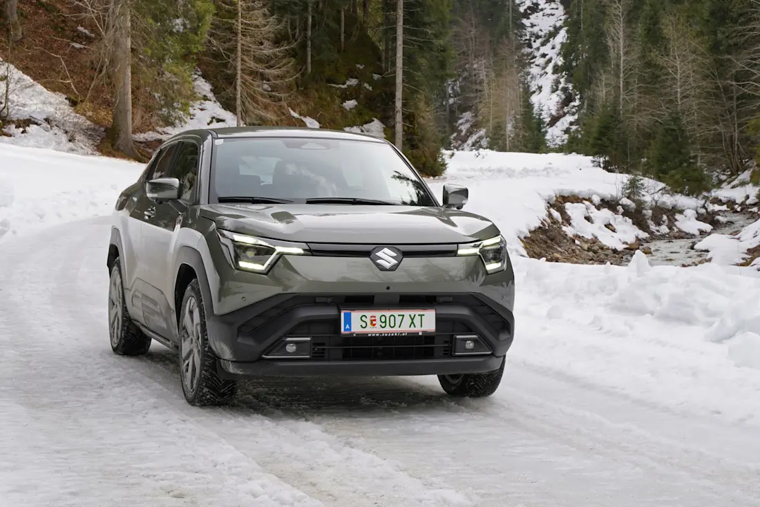 Suzuki e Vitara (2026)_allgrip_Seitliche Front im Schnee