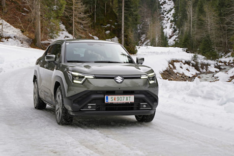 Suzuki e Vitara (2026)_allgrip_Seitliche Front im Schnee