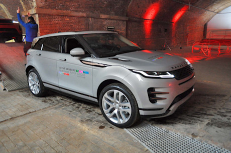 Editorial 2020 land rover range rover evoque 04 mb