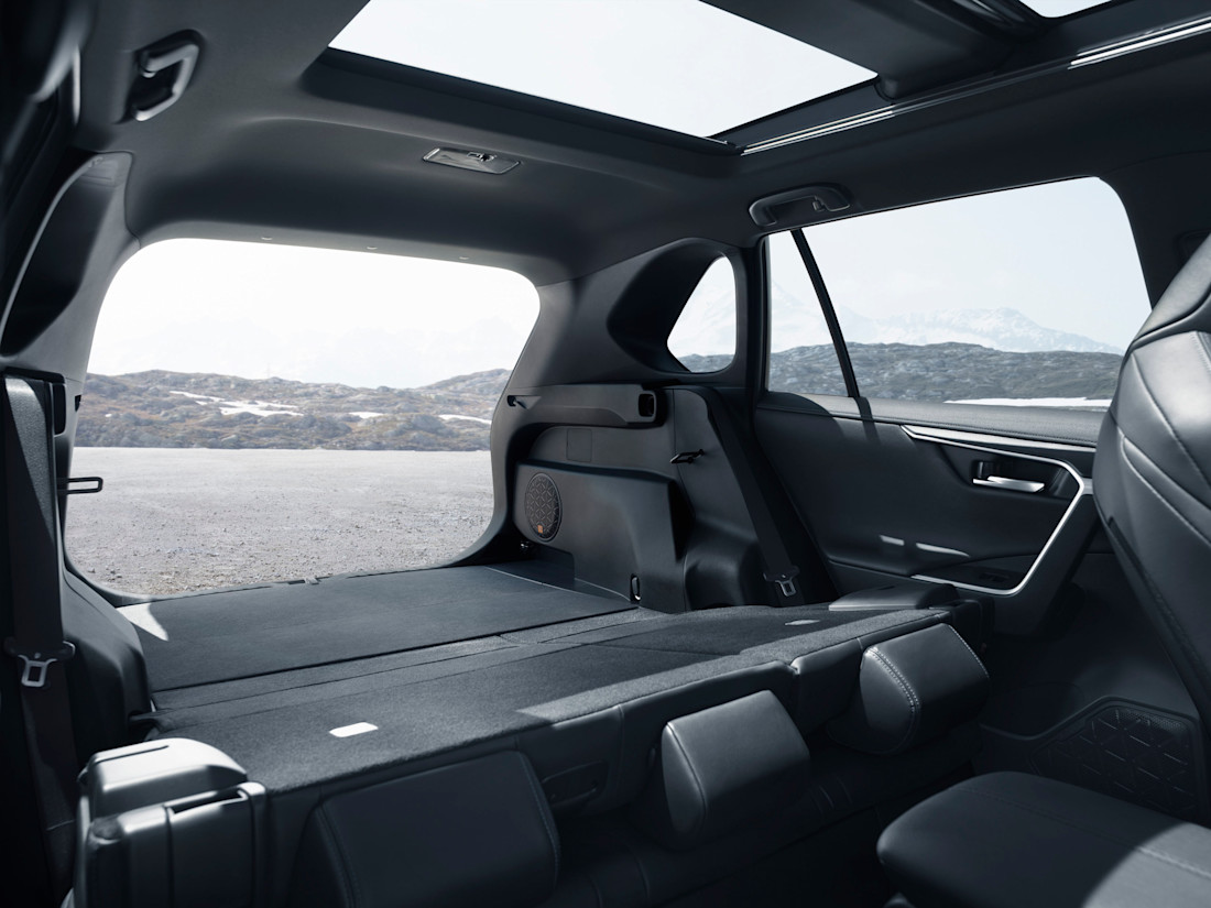 2019-toyota-rav4-int-03-851305.jpg