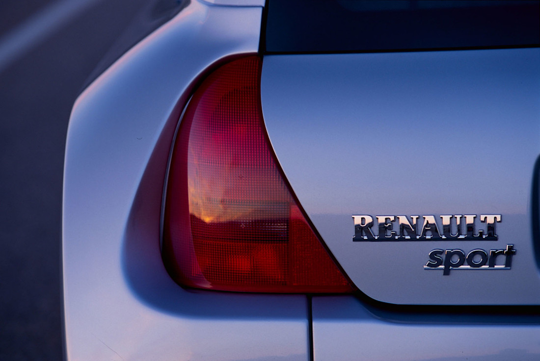 Renault-Clio-V6-(28).jpg