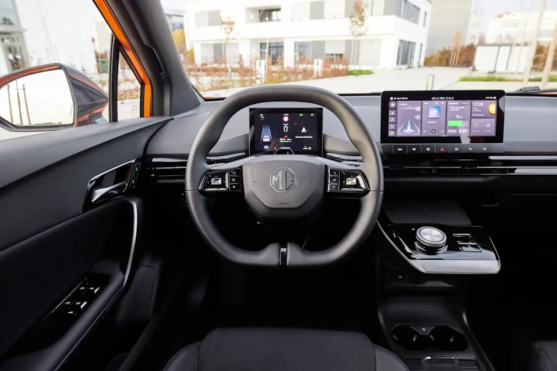 mg4-electric-luxury-2023-2