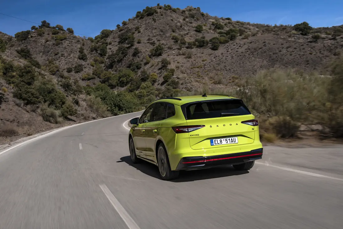 Skoda Enyaq RS iV (2022) rijdend, achteraanzicht Skoda Enyaq RS iV (2022) rijdend, achteraanzicht