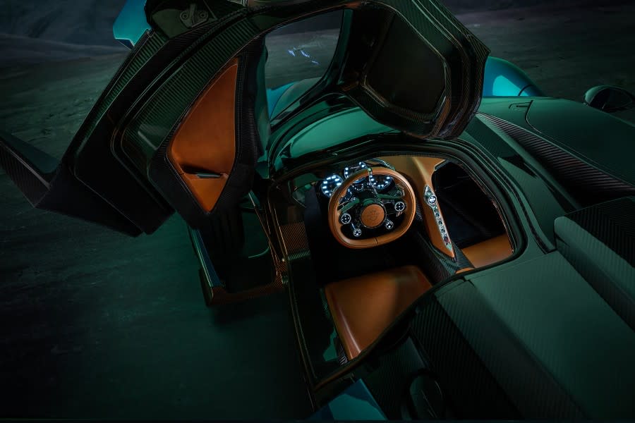 02_Aurora_Tur_Interior_Driver_Web.jpg
