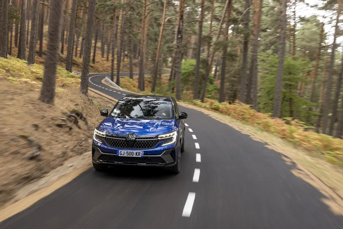 Renault Austral (2023) dynamic, front view