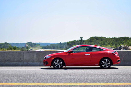 Editorial 2017 honda civic touring coupe 07 jp