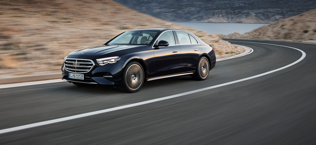 Nouveau : Mercedes Classe E électrifiée, écran géant et caméra selfie (2023)