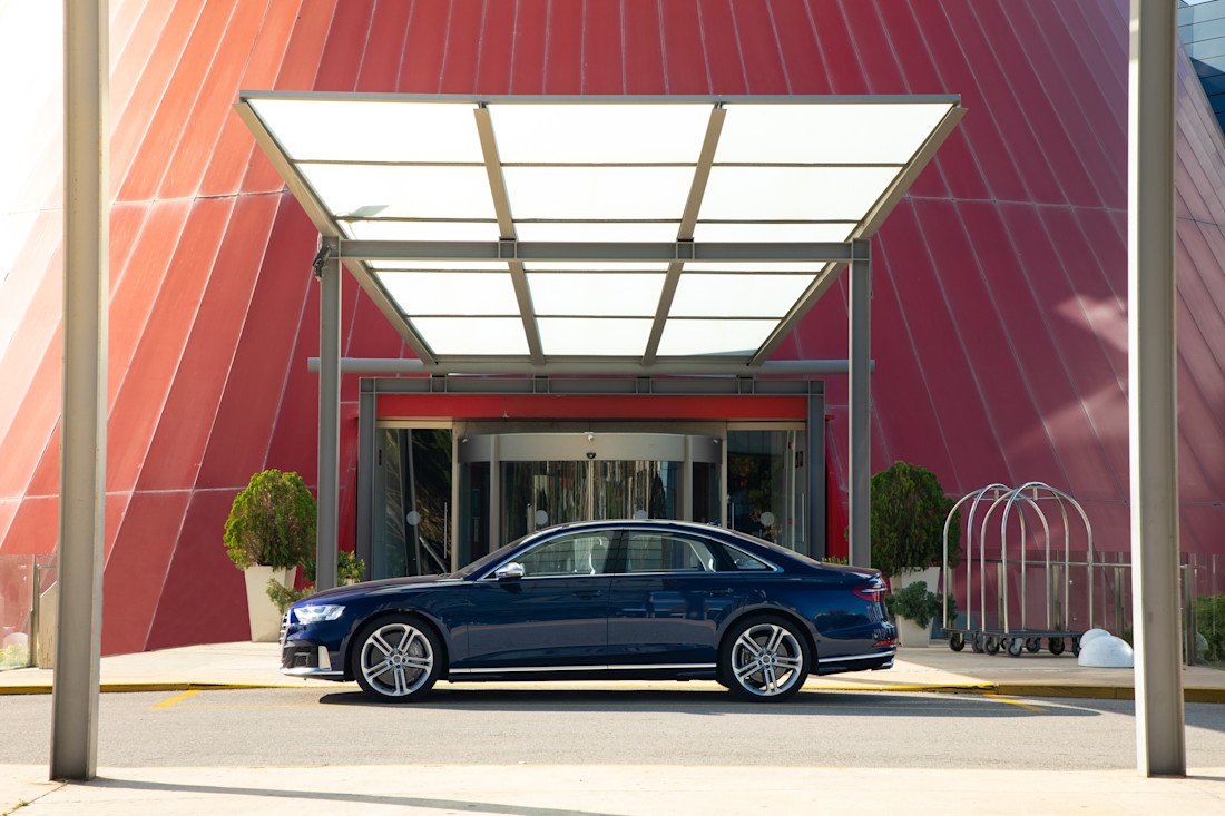 Audi A8: elettrificazione e performance per l’ammiraglia dei quattro anelli
