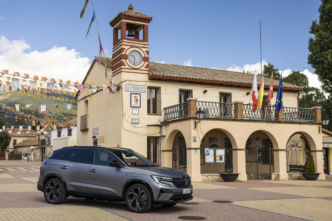 The All-New Renault Austral Esprit Alpine E-TECH Hybrid - Satin Shale Grey 30