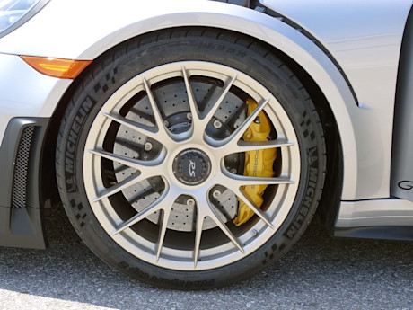 Editorial 2018 porsche 911 gt2 rs 15 jb