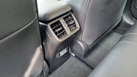 Lexus UX 300h 2025 : essai routier Image