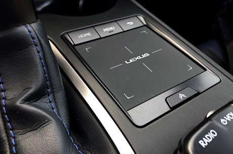 Lexus UX 250h 2022 : essai routier Body Image