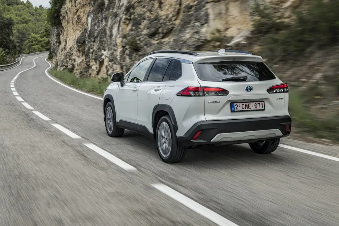 corolla-cross-hybrid-2022-2