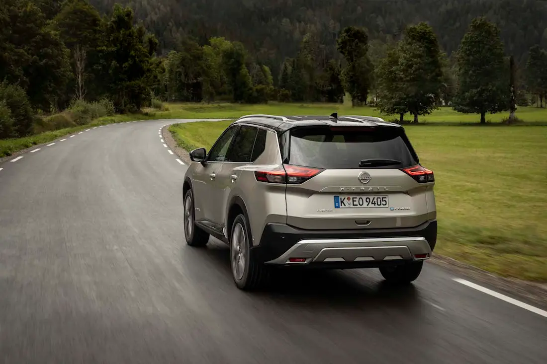 Nissan X-Trail (2022) rijdend, achteraanzicht