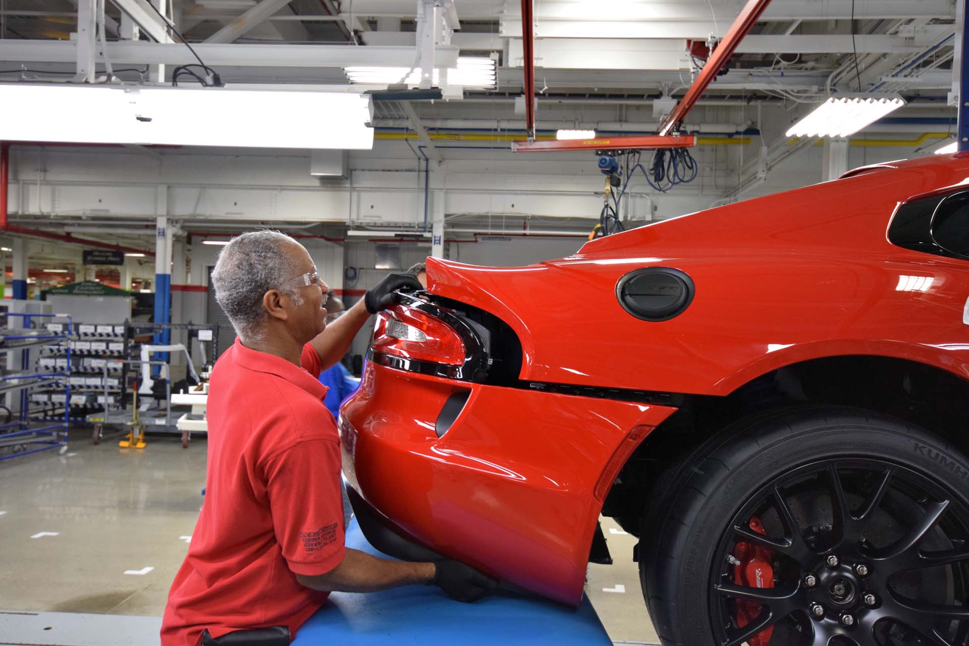 Anthony “Smooth” Thomas fits and fastens one of the Viper’s numerous body panels. Each piece is test-fitted for precision before being locked into place. Thomas and other colleagues in the body-fitting line keep a special wax crayon in their pocket, circling and marking any imperfections they notice on close-up inspection of the panels they install. That’s because the panels are built and painted off-site.