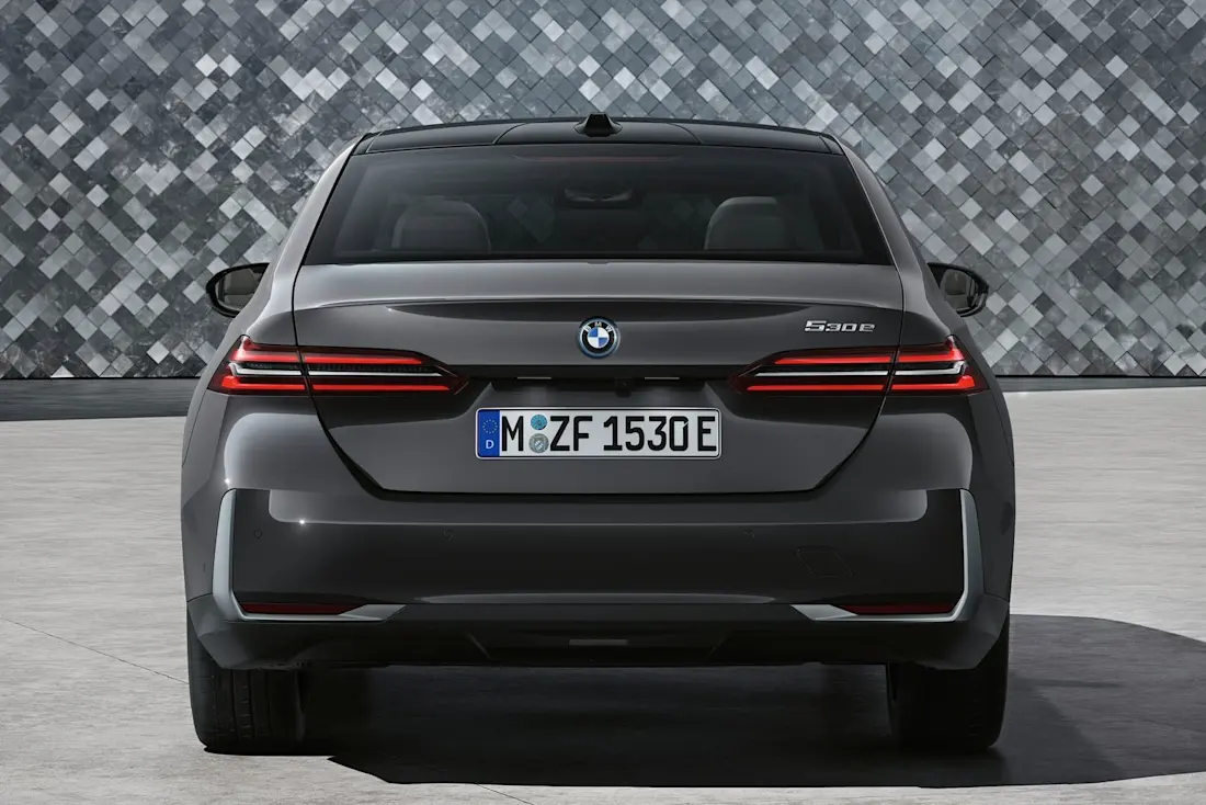 Die Plug-in-Hybride kommen erst 2024. Der 530e kombiniert einen 4-Zylinder-Benziner mit einem E-Motor. Systemleistung: 299 PS.  Die Plug-in-Hybride kommen erst 2024. Der 530e kombiniert einen 4-Zylinder-Benziner mit einem E-Motor. Systemleistung: 299 PS.