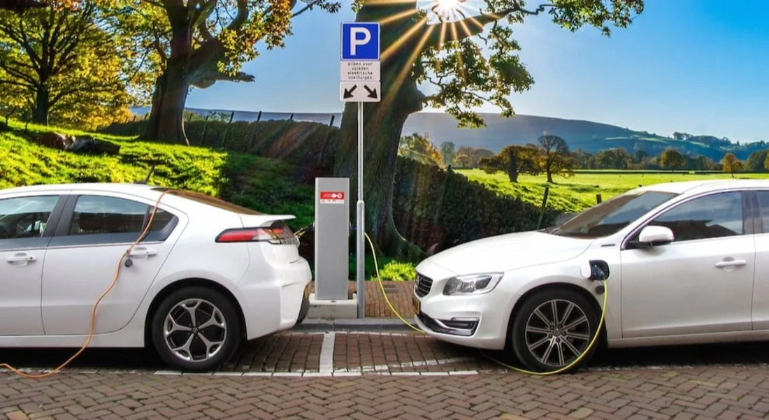 Mild hybrid, full hybrid e ibride plug-in sono le tre varianti comuni della combinazione di motori a combustione e motori elettrici.  Mild hybrid, full hybrid e ibride plug-in sono le tre varianti comuni della combinazione di motori a combustione e motori elettrici.