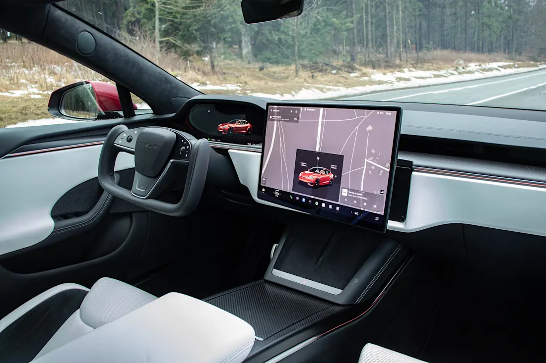 tesla-model-s-plaid-2026-cockpit